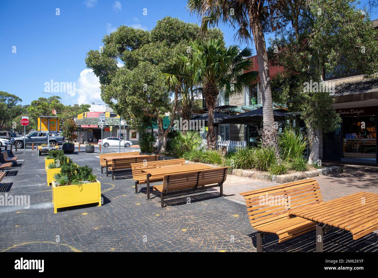 Avalon Beach Sydney, das Dorfzentrum wurde vom Northern Beaches council geändert und umfasst eine Einbahnstraße und weitere Sitzbereiche im Freien, NSW, Aust Stockfoto
