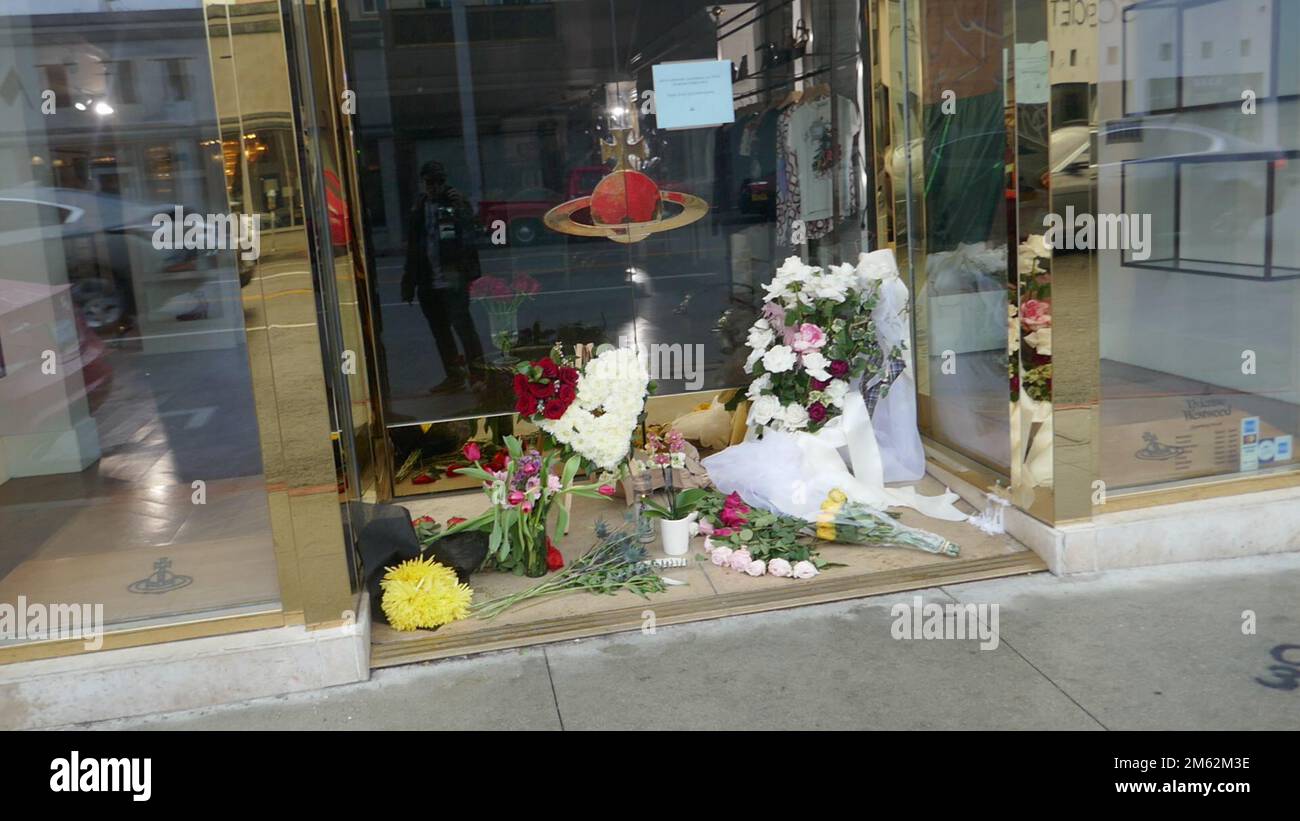 Los Angeles, Kalifornien, USA 30. Dezember 2022 Ein allgemeiner Blick auf die Atmosphäre des Vivienne Westwood Memorial im Vivienne Westwood Melrose Store am 30. Dezember 2022 in Los Angeles, Kalifornien, USA. Foto: Barry King/Alamy Stock Photo Stockfoto