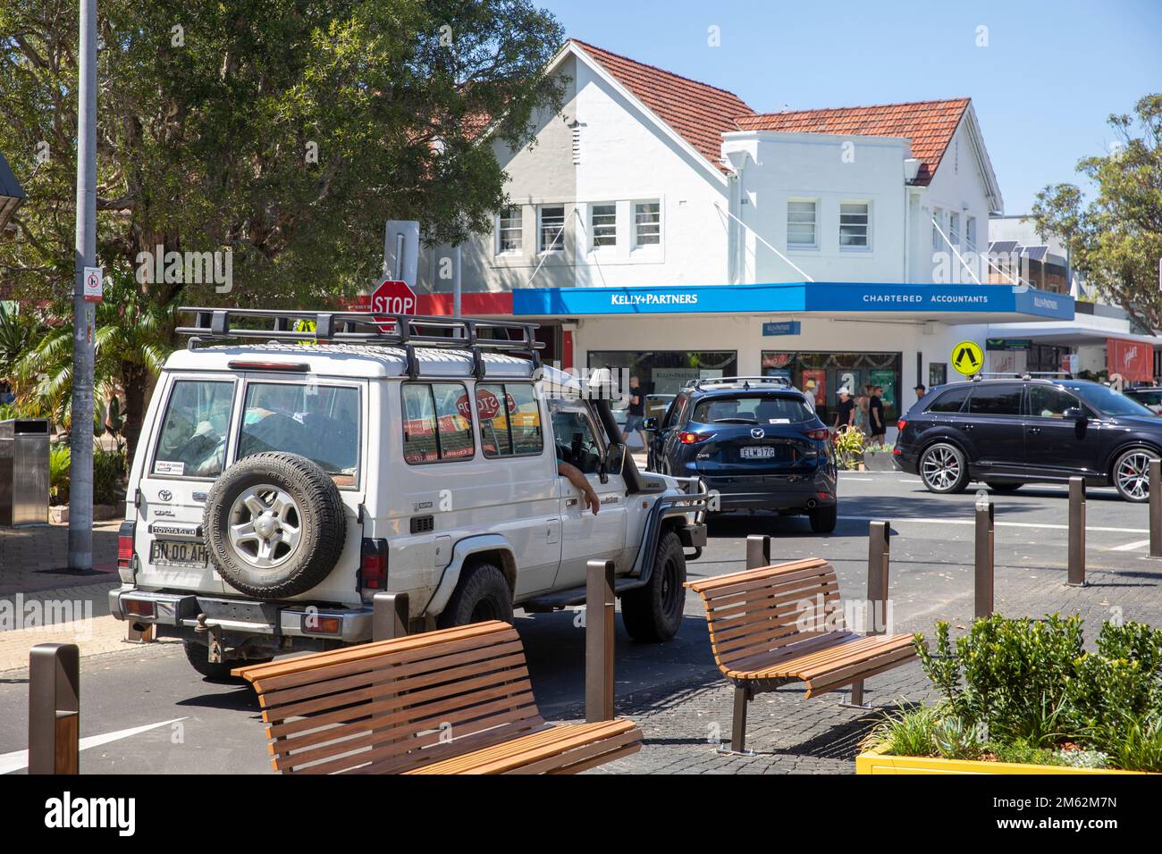 Das Dorfzentrum Avalon Beach wurde jetzt teilweise in eine Richtung geändert, toyota Troopy landcruiser auf der Einbahnstraße, Sydney, NSW, Australien Stockfoto