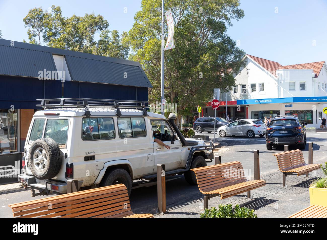 Das Dorfzentrum Avalon Beach wurde jetzt teilweise in eine Richtung geändert, toyota Troopy landcruiser auf der Einbahnstraße, Sydney, NSW, Australien Stockfoto