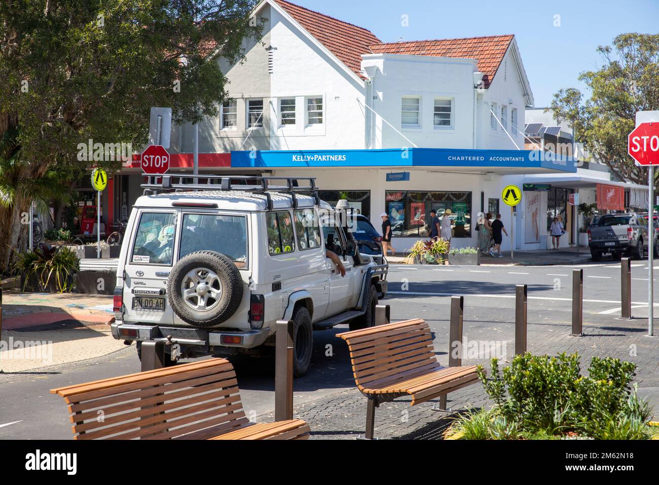 Das Dorfzentrum Avalon Beach wurde jetzt teilweise in eine Richtung geändert, toyota Troopy landcruiser auf der Einbahnstraße, Sydney, NSW, Australien Stockfoto