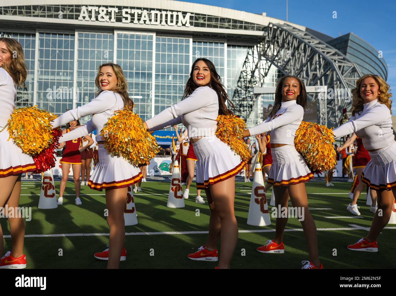 1. Januar 2023 Die USC Song Girls tanzen während der Goodyear Cotton