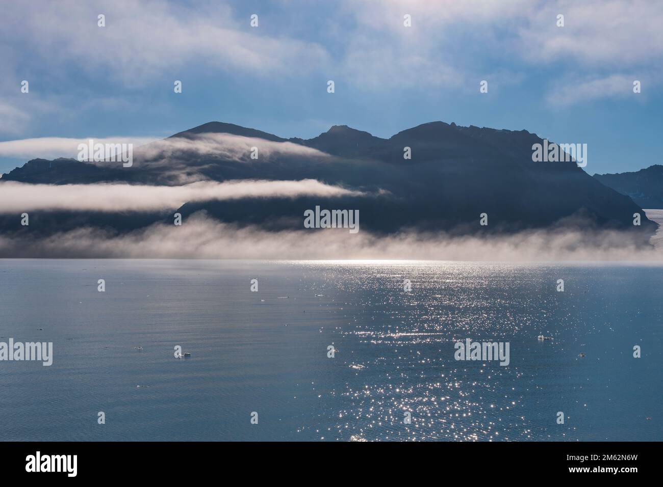 Morgenglühen und Sihouetten in der Hocharktis auf den Svalbard-Inseln Norwegens Stockfoto