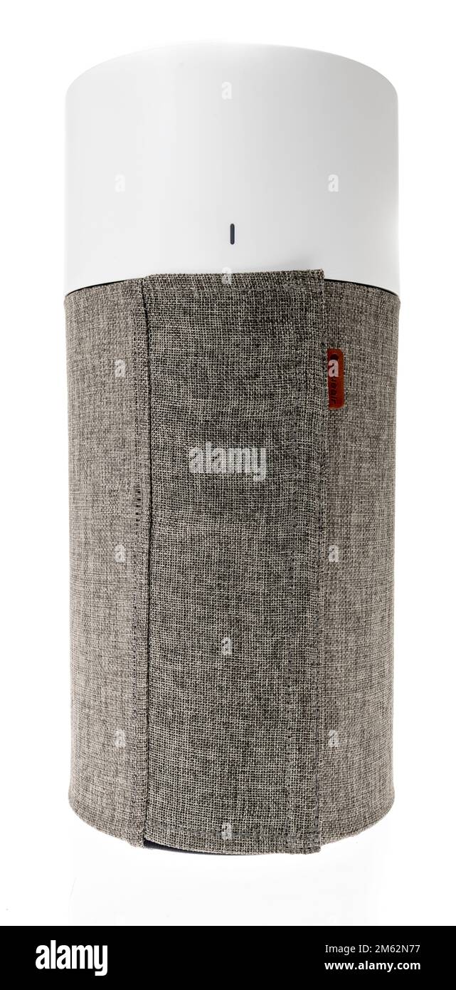 Winneconne, WI - 12. Dezember 2022: Ein Paket Bluair-Luftreiniger auf isoliertem Hintergrund. Stockfoto