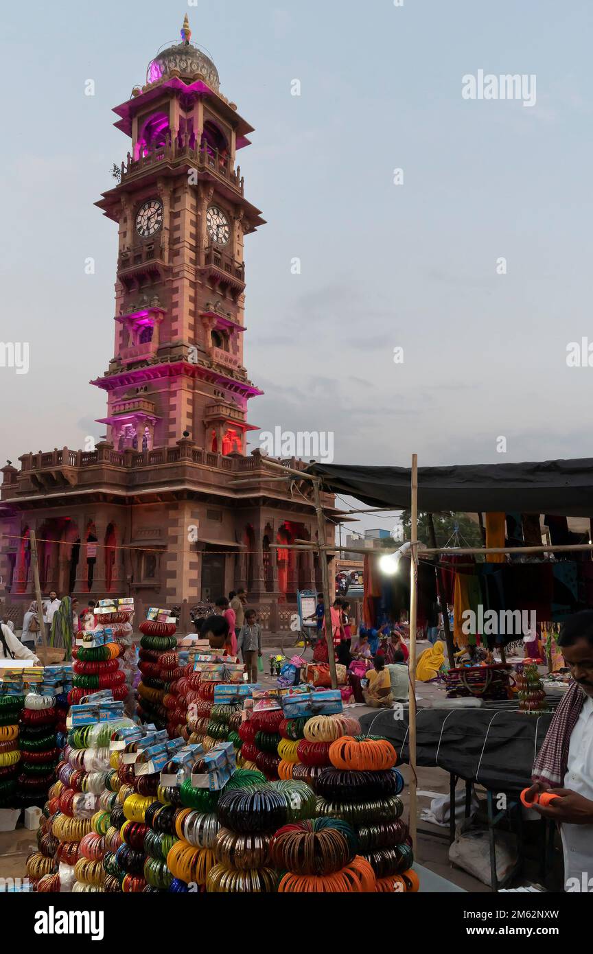 Jodhpur, Rajasthan, Indien - 20.10.2019 : farbenfrohe Armreifen von Rajasthani werden auf dem berühmten Sardar-Markt und dem Ghanta-Ghar-Uhrenturm verkauft. Stockfoto