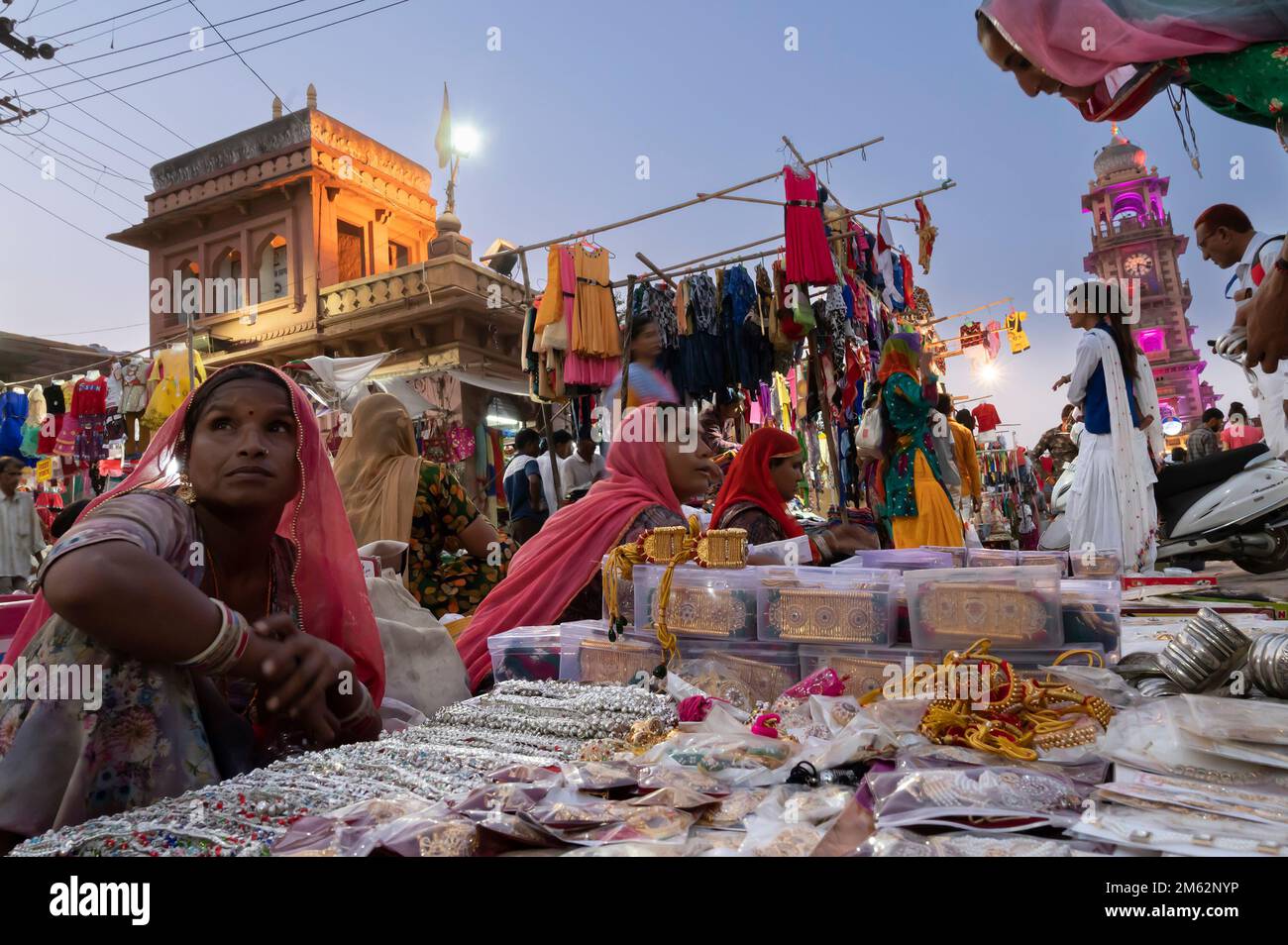 Jodhpur, Rajasthan, Indien - 19.10.2019 : Rajasthani-Frauen kaufen Armreifen und Schmuck auf dem berühmten Sardar-Markt und dem Ghanta-Ghar-Uhrenturm-Markt. Stockfoto