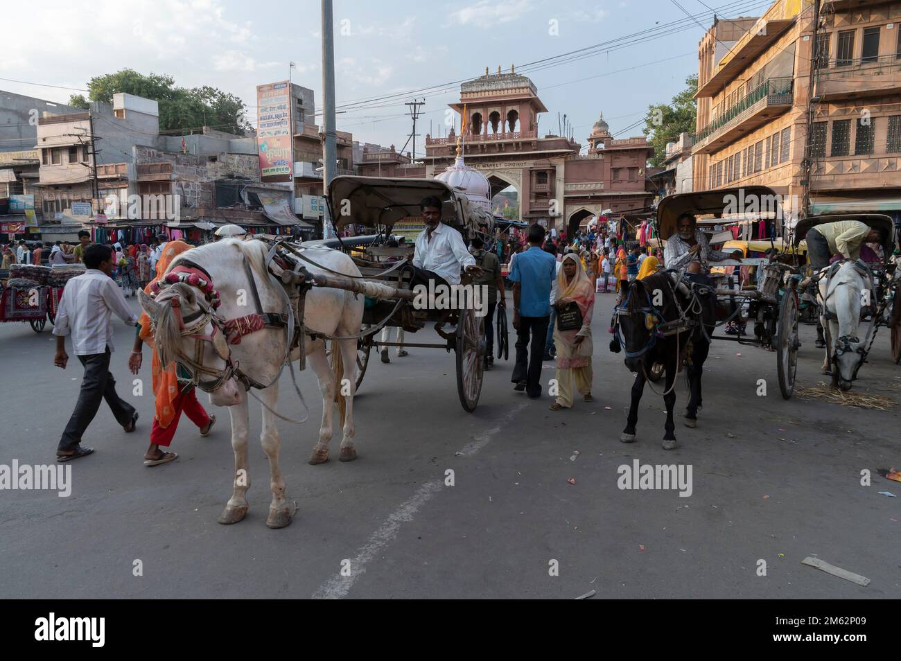 Jodhpur, Rajasthan, Indien - 20.10.2019 : Pferdewagen auf dem berühmten Sardar-Markt und Ghanta-Ghar-Uhrenturm in Jodhpur, Rajasthan, Indien. Stockfoto