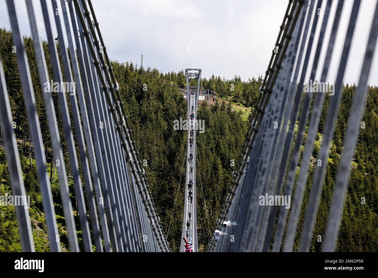 Dolni Morava, Tschechische Republik. 28. Mai 2022. Ein Blick auf die längste Hängebrücke der Welt; Sky Bridge 721 in Dolni Morava. Die Brückenstruktur ist 721 Meter lang und hängt 95 Meter über dem Tal des Mlynsky-Flusses; vom Kamm des Slamnik Mountain bis zum Kamm des Chlum Mountain. (Foto: Karol Serewis/SOPA Images/Sipa USA) Guthaben: SIPA USA/Alamy Live News Stockfoto