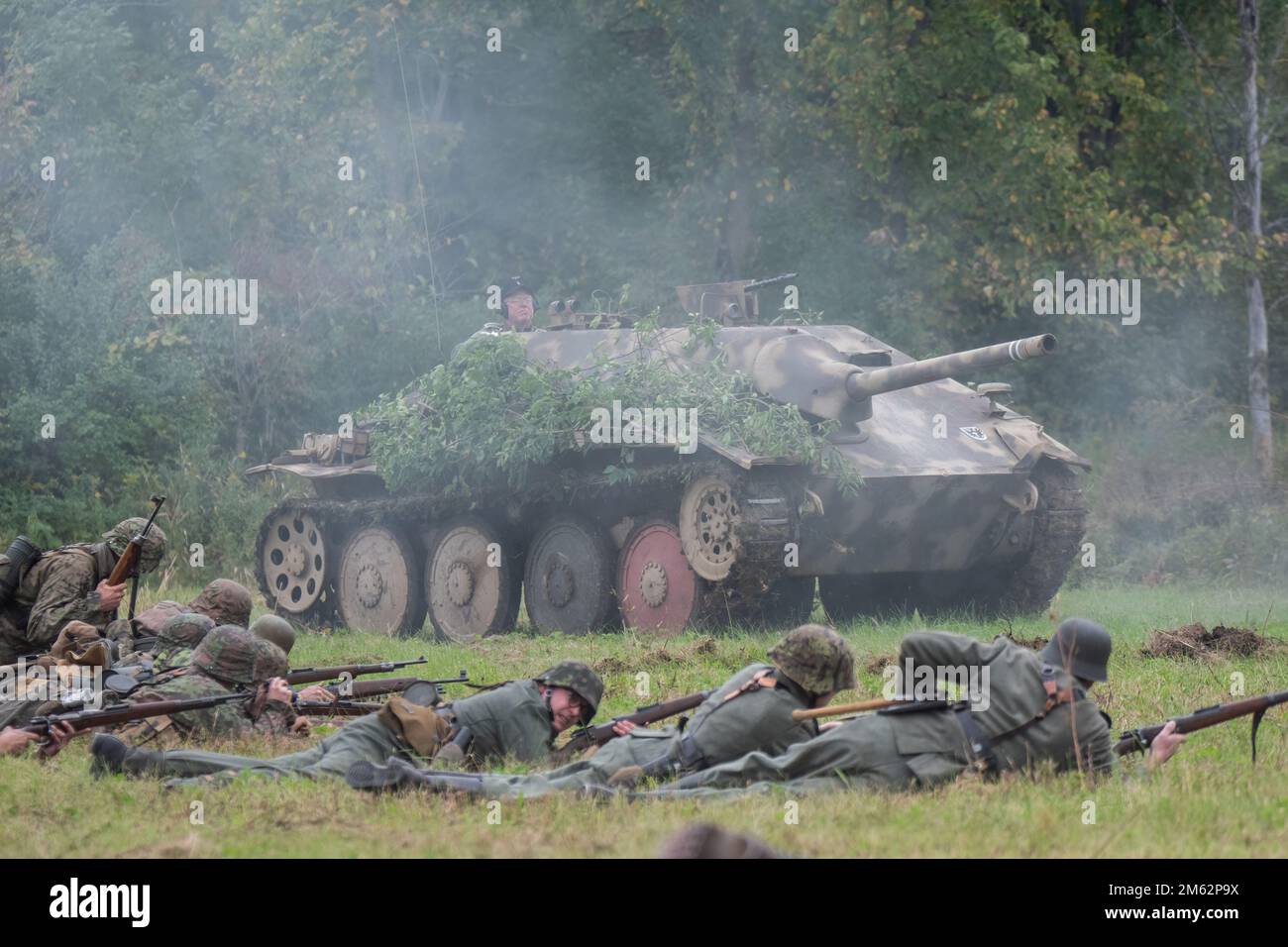 Jagdpanzer 38 (Hetzer) unterstützt Infanterieangriff in Live-Action-Nachstellung Stockfoto