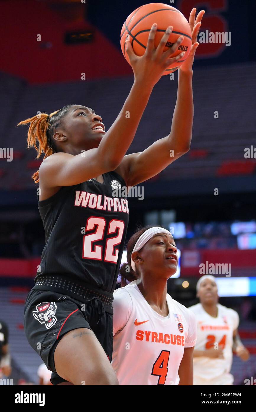 1. Januar 2023: NC State Wolfpack Guard Saniya Rivers (22) schießt den Ball über Syracuse Orange Guard Teisha Hyman (4) während der zweiten Hälfte eines Basketballspiels der NCAA WomenÕs am Sonntag, den 1. Januar 2023 auf der JMA Wireless Dome in Syracuse, New York. Rich Barnes/CSM Stockfoto