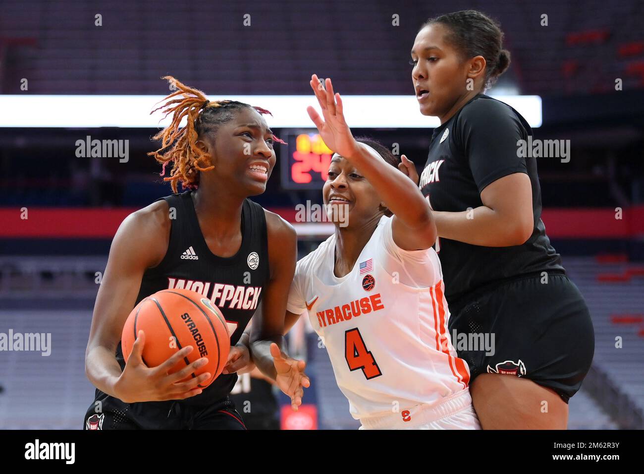 1. Januar 2023: NC State Wolfpack Guard Saniya Rivers (22) fährt zum Korb, während Syracuse Orange Guard Teisha Hyman (4) während der zweiten Hälfte eines Basketballspiels der NCAA WomenÕs am Sonntag, den 1. Januar 2023 auf der JMA Wireless Dome in Syracuse, New York verteidigt. Rich Barnes/CSM Stockfoto