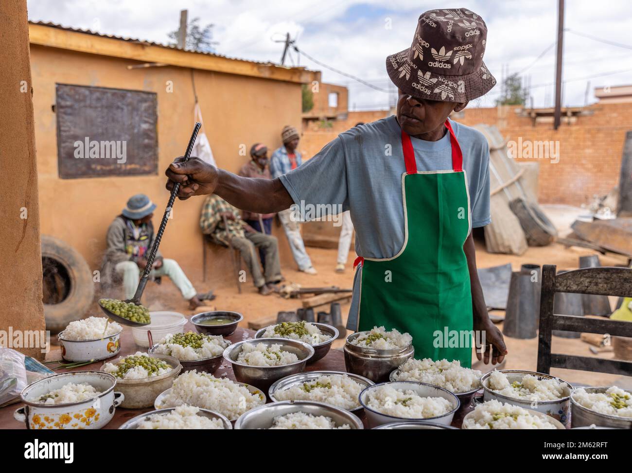 Cook serviert madagassisches Mittagessen im Donnee Recycling Center in Antananarivo, Madagaskar, Afrika Stockfoto