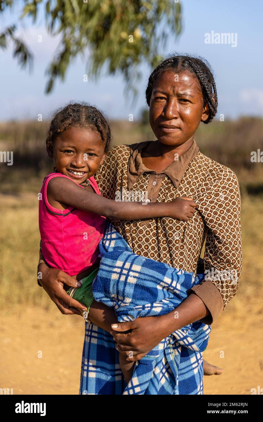 Mutter und Kind in der Avenue of the Baobabs in Morondava, Madagaskar, Afrika Stockfoto