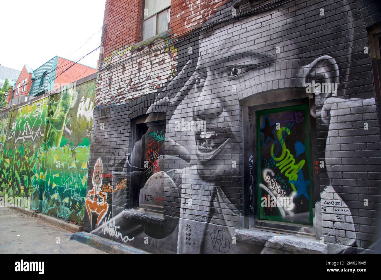 Farbenfrohe Graffiti an der Wand in der Gasse in Toronto, Ontario, Kanada Stockfoto