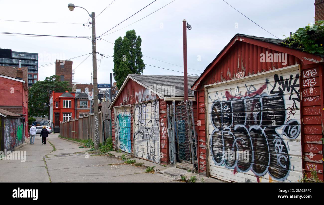 Farbenfrohe Graffiti auf der Garage in der Gasse in Toronto, Ontario, Kanada Stockfoto