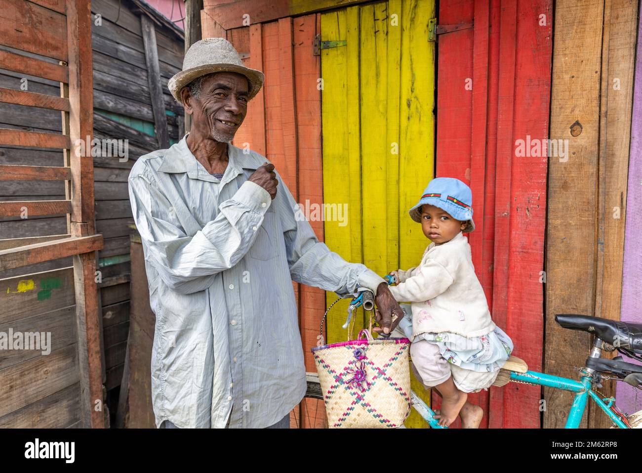 Madagassischer Mann und Baby auf dem Fahrrad im Dorf Mantadia, Madagaskar, Afrika Stockfoto