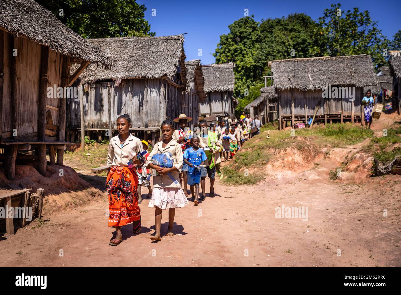 Schulkinder, die nach der Schule nach Hause kommen, in einem traditionellen Dorf in der Ampahantany, Madagaskar, Afrika Stockfoto