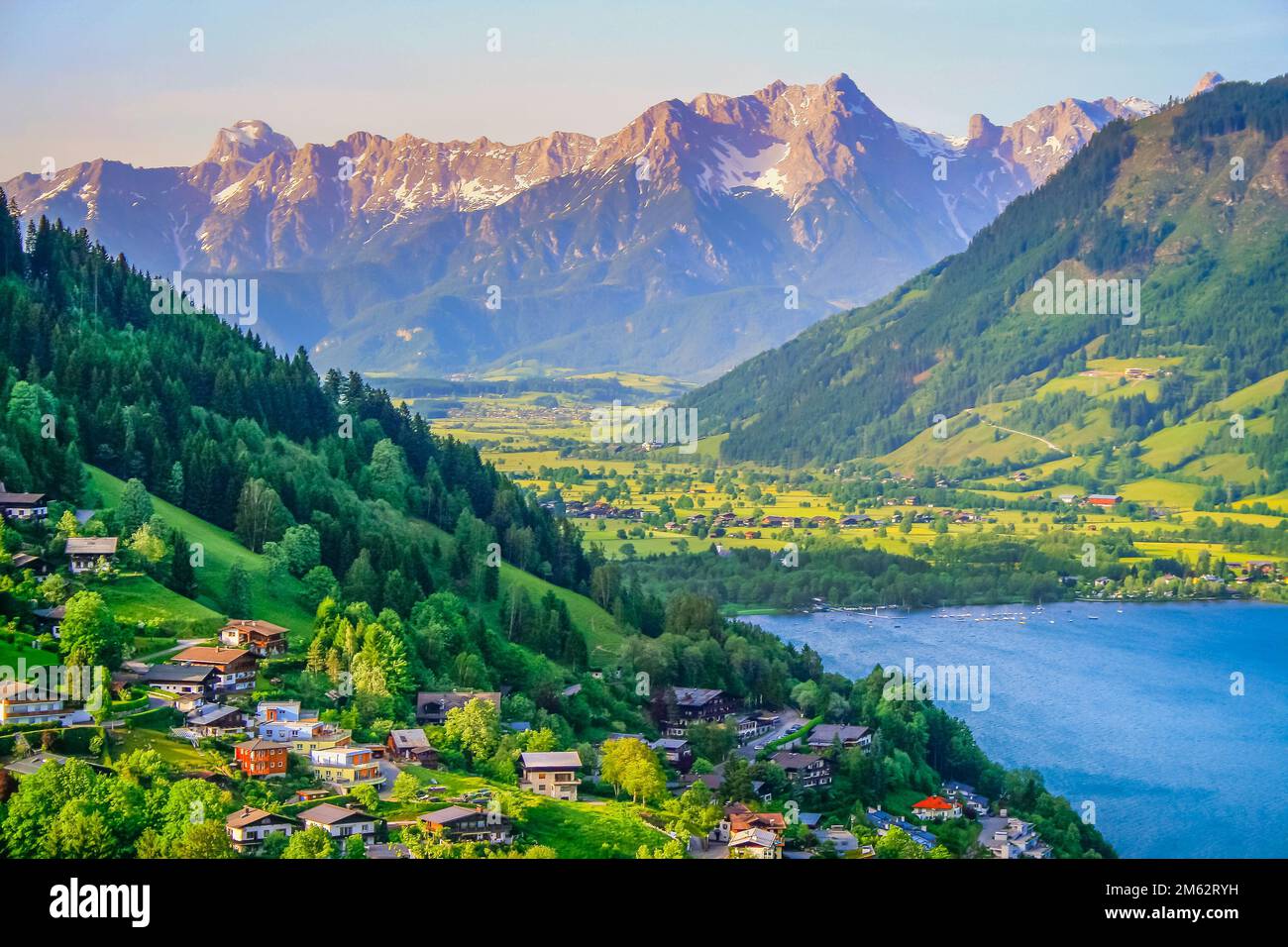 Zell am See und die idyllische Landschaft des blauen Sees in Kärnten, Österreich Stockfoto