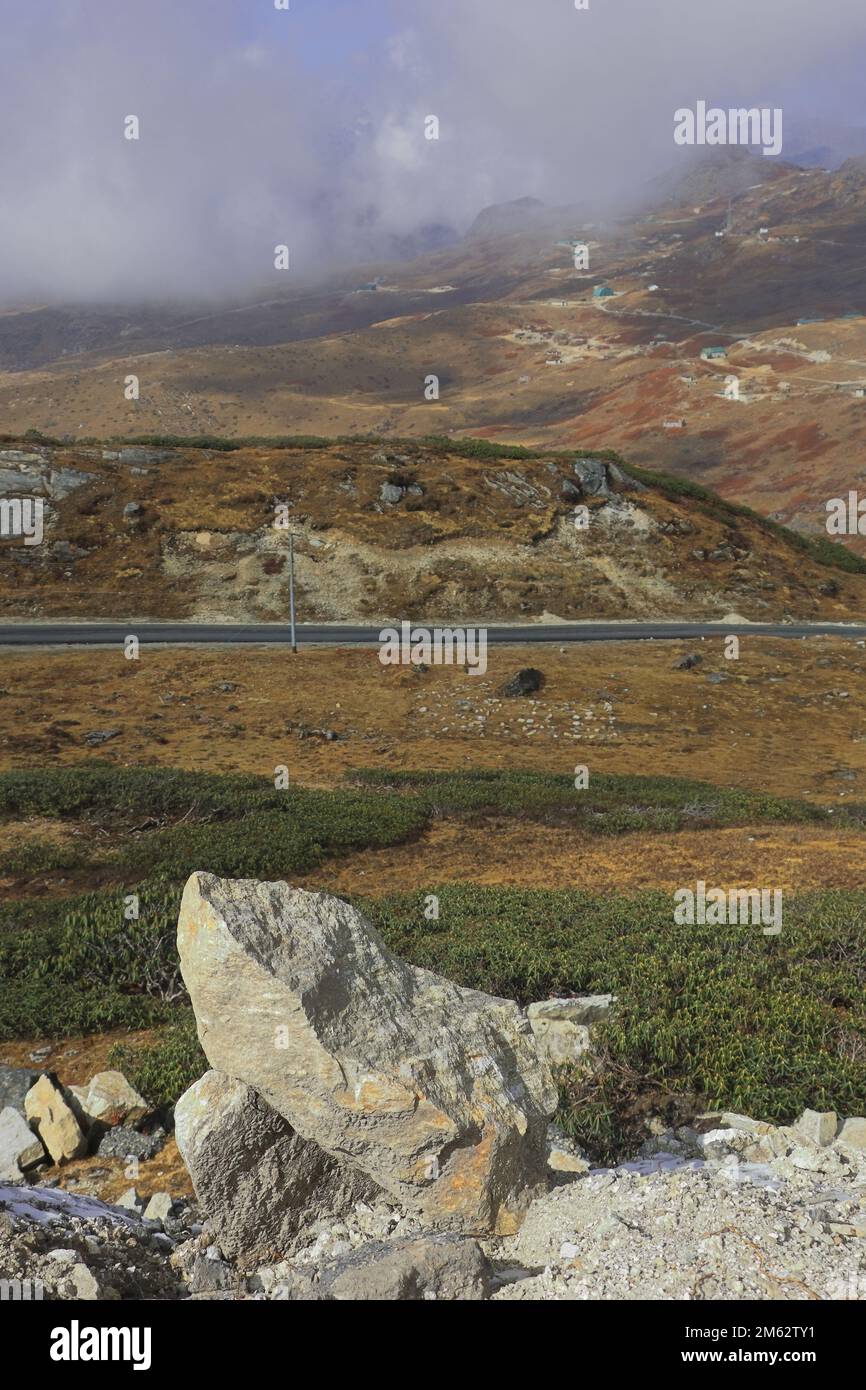 Falling Rock Zone und alpine Berglandschaft in der Nähe des Doklam Plateaus im Osten von sikkim, indien Stockfoto