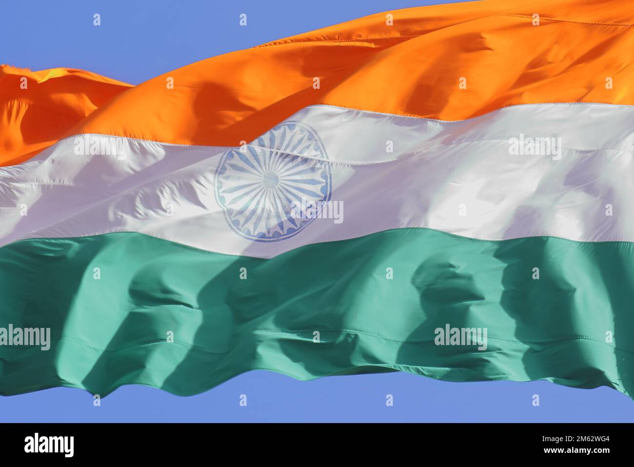 Die dreifarbige indische Flagge, die im Wind in der Nähe der indischen Grenze zur chinesischen Grenze in der Nähe des Doklam weht. Glücklicher tag der republik indien Stockfoto