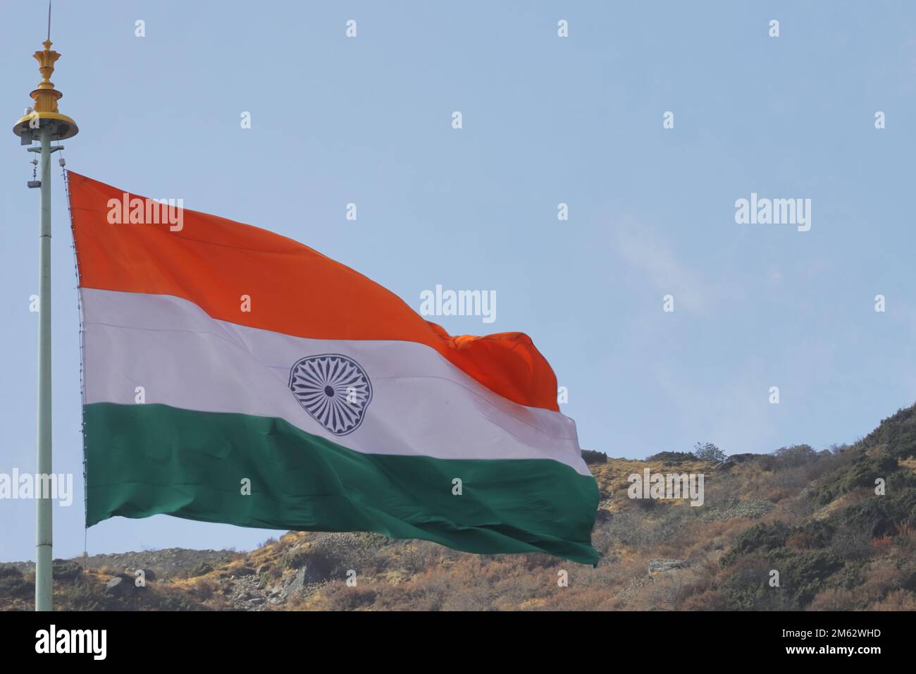 Die dreifarbige indische Flagge, die im Wind in der Nähe der indischen Grenze zur chinesischen Grenze in der Nähe des Doklam weht. Glücklicher tag der republik indien Stockfoto