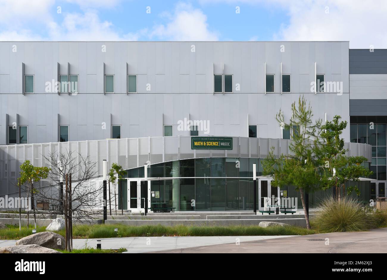 HUNTINGTON BEACH, KALIFORNIEN - 01. JANUAR 2023: Das Math and Science Building auf dem Campus des Golden West College. Stockfoto