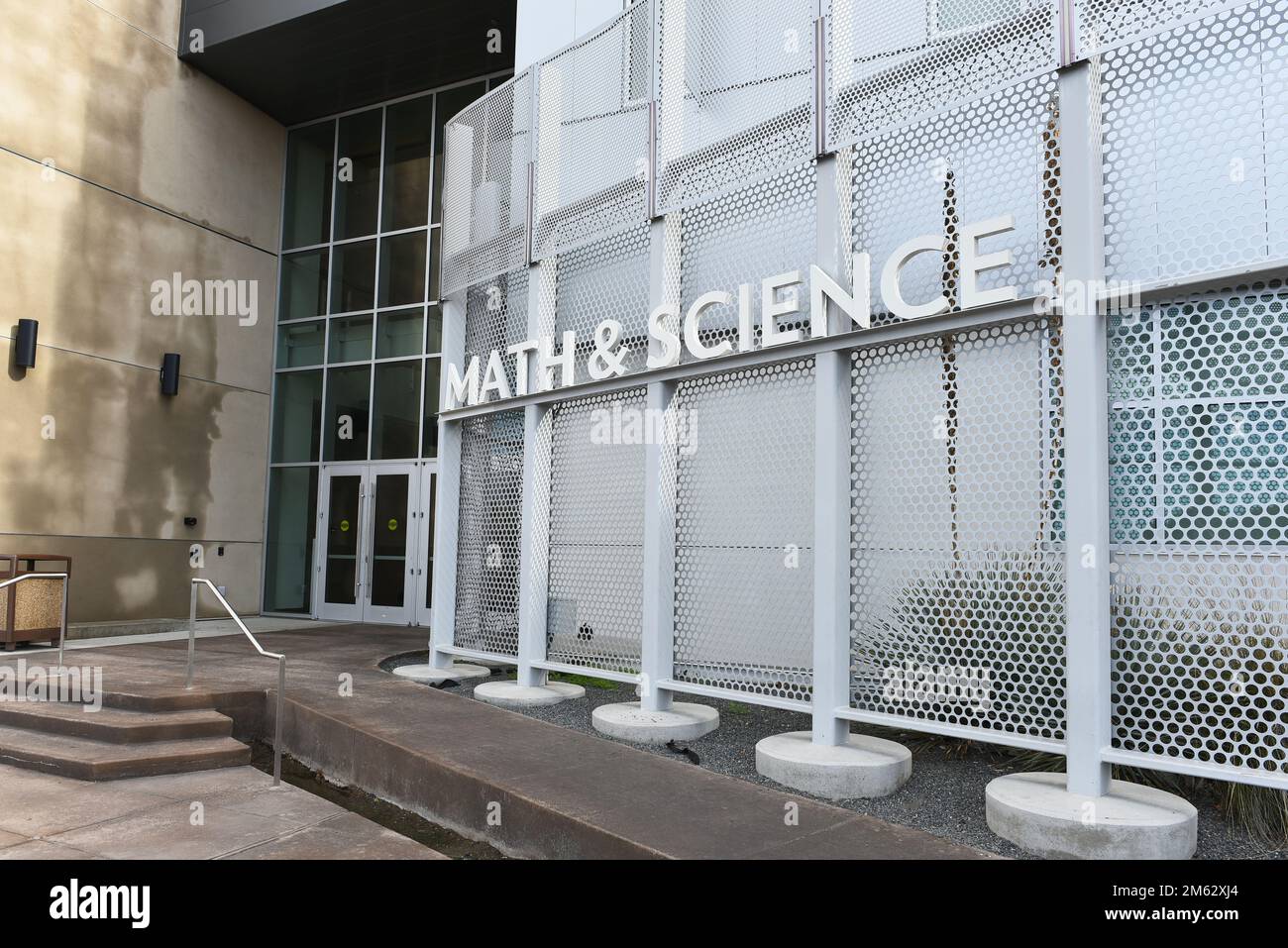 HUNTINGTON BEACH, KALIFORNIEN - 01. JANUAR 2023: Das Math and Science Building auf dem Campus des Golden West College. Stockfoto
