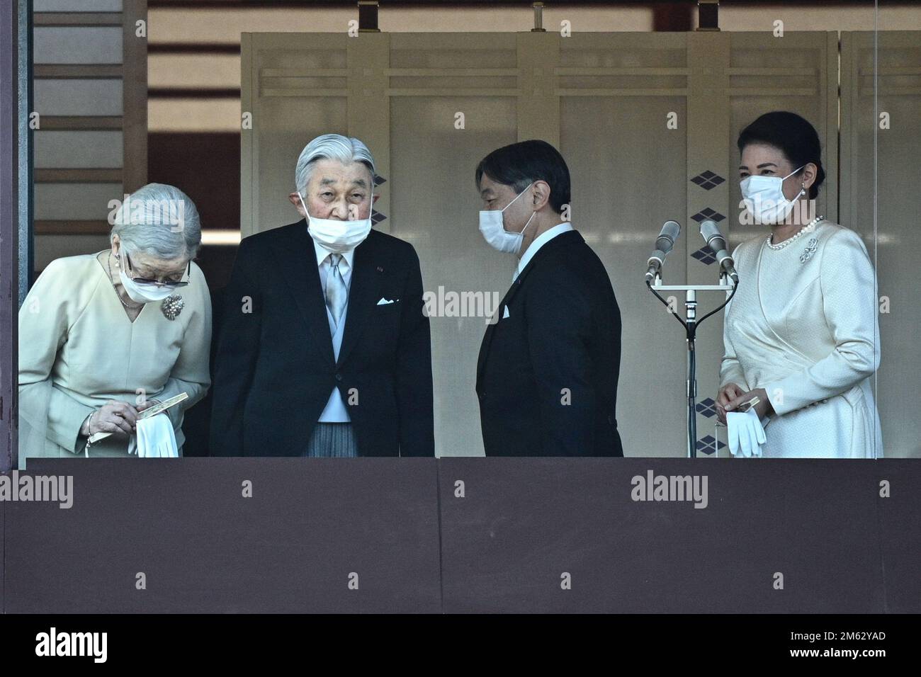 Tokio, Japan. 2. Januar 2023. Der japanische Kaiser Naruhito (2. R) und Kaiserin Masako (R) sehen den ehemaligen japanischen Kaiser Akihito (2. l) und die ehemalige Kaiserin Michiko (L) vor den Wohlhabenden während der traditionellen Neujahrsfeier der japanischen Königsfamilie im Kaiserpalast in Tokio am 2. Januar 2023. Kredit: ZUMA Press, Inc./Alamy Live News Stockfoto