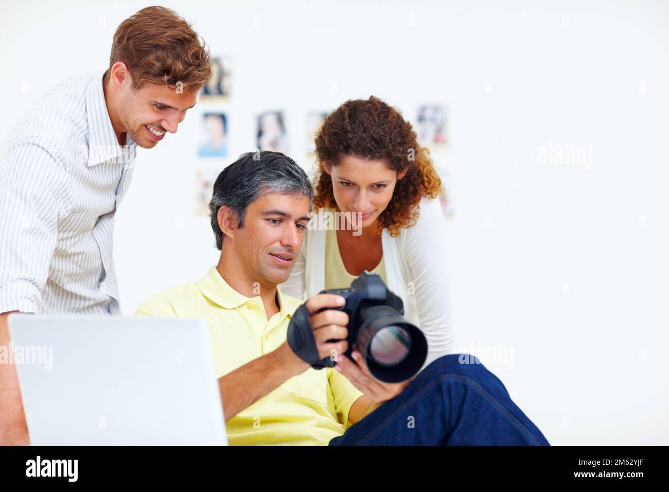Fotografen, die Fotos in der Kamera ansehen. Fotograf, der seinen Kollegen Fotos in seiner Kamera zeigt. Stockfoto