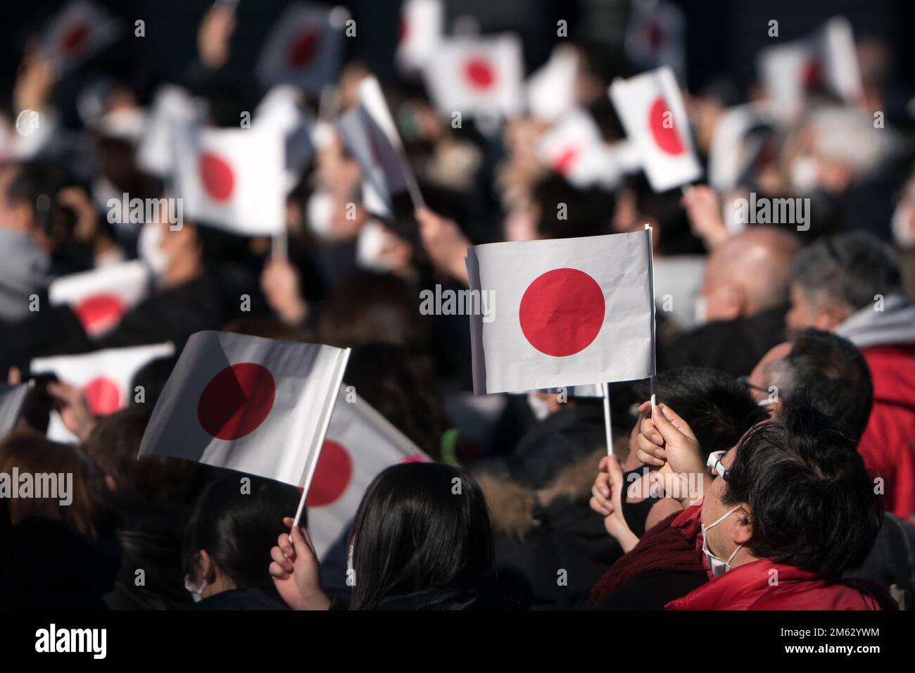 Tokio, Japan. 2. Januar 2023. Wunschfans halten während des Neujahrs im Kaiserpalast am 2. Januar 2023 in Tokio, Japan, die japanische Königsfamilie mit japanischen Nationalflaggen. Die Veranstaltung fand erstmals seit drei Jahren statt, nach einer Unterbrechung infolge der Coronavirus-Pandemie. Kredit: ZUMA Press, Inc./Alamy Live News Stockfoto