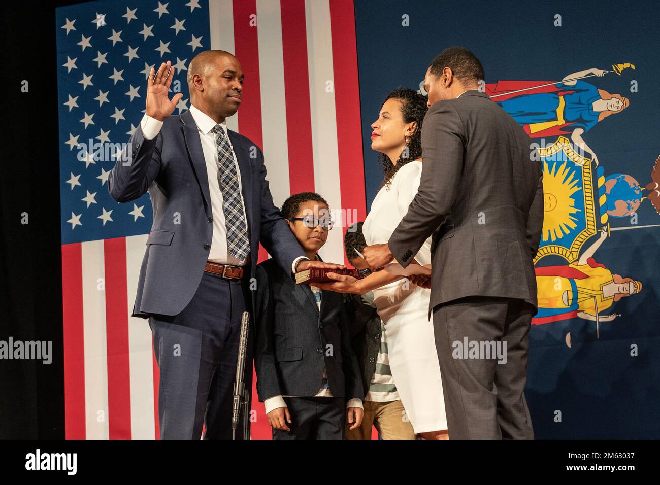 Albany, USA. 01. Januar 2023. Antonio Delgado wurde am 1. Januar 2023 von Kongressabgeordneter Ritchie Torres bei der Amtseinführung für New Yorker Staatsbeamte im Empire State Plaza Convention Center in Albany als Vizegouverneur vereidigt. Gouverneur Kathy Hochul wurde als erste weibliche Gouverneurin des Staates New York für die volle Amtszeit vereidigt. (Foto: Lev Radin/Sipa USA) Guthaben: SIPA USA/Alamy Live News Stockfoto