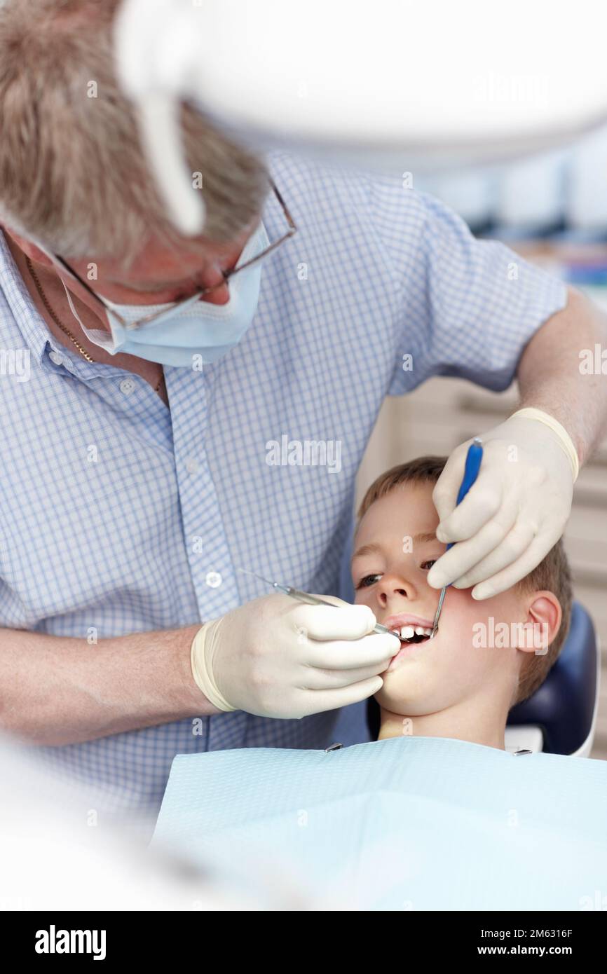 Zahnärztliche Eingriffe. Das Porträt des Kleinkindes bei zahnärztlichem Eingriff in der Klinik. Stockfoto