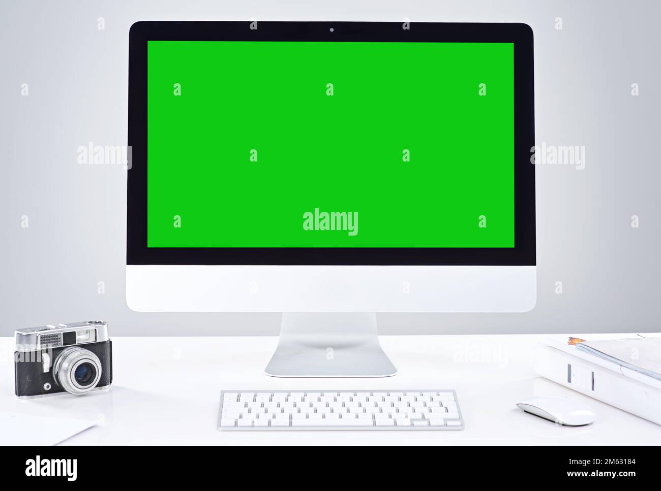 Geben Sie Ihrem Fotogeschäft einen Blog. Ein Desktop-PC mit grünem Bildschirm. Stockfoto