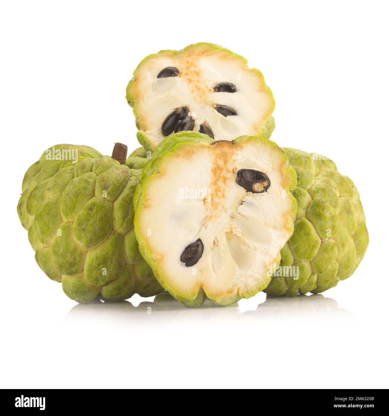 Zuckerapfel (Puddingapfel, Annona, Süßsack) auf weißem Hintergrund. Stockfoto