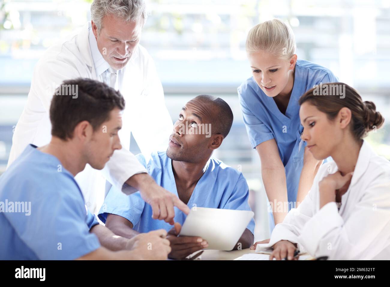Kein Platz für Fehler im Gesundheitswesen. Eine Gruppe von Ärzten, die sich unterhalten. Stockfoto