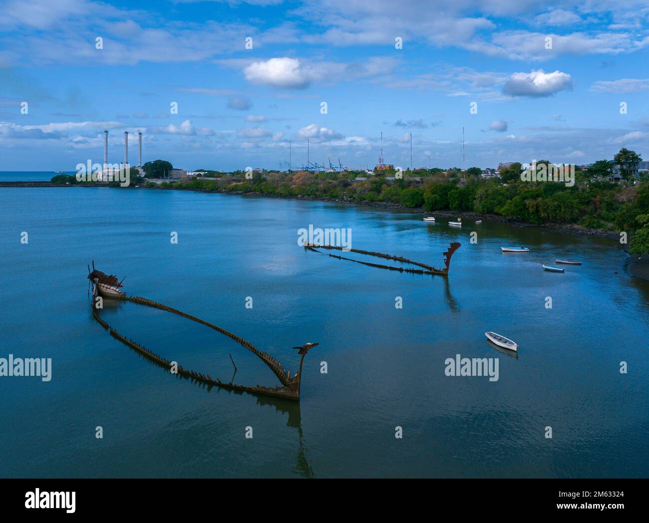 Schiffswracks in einer Bucht Mauritius Port Louis. Korrodierter eiserner Schiffskörper verschmutzt die Umwelt. Stockfoto