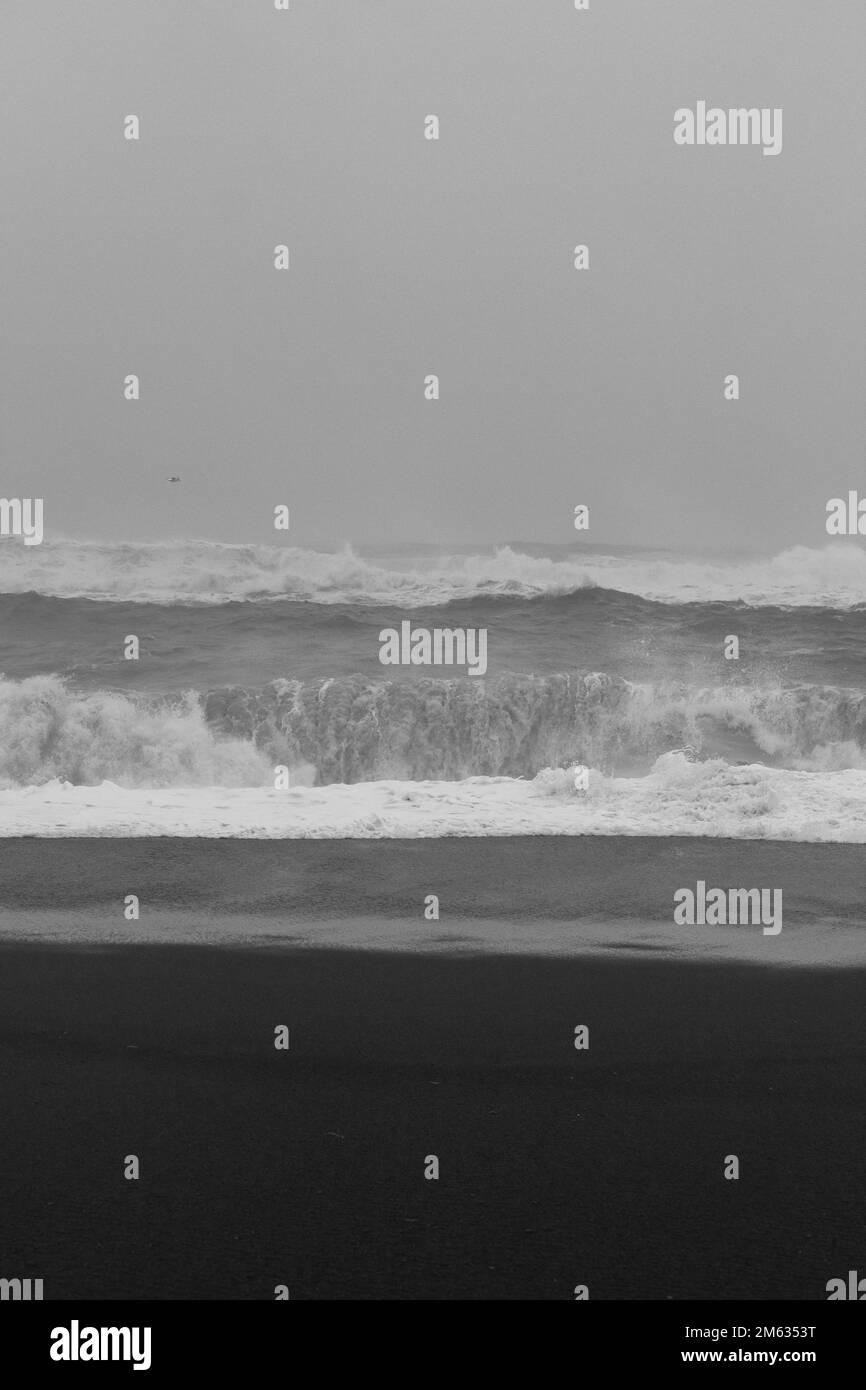 Rauer Ozean mit schaumigen Wellen, einfarbiges Landschaftsfoto Stockfoto