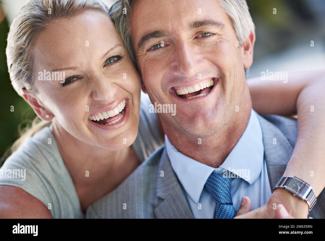 Lachen ist leicht, wenn man so glücklich ist. Porträt eines lachenden, reifen Geschäftspaares. Stockfoto