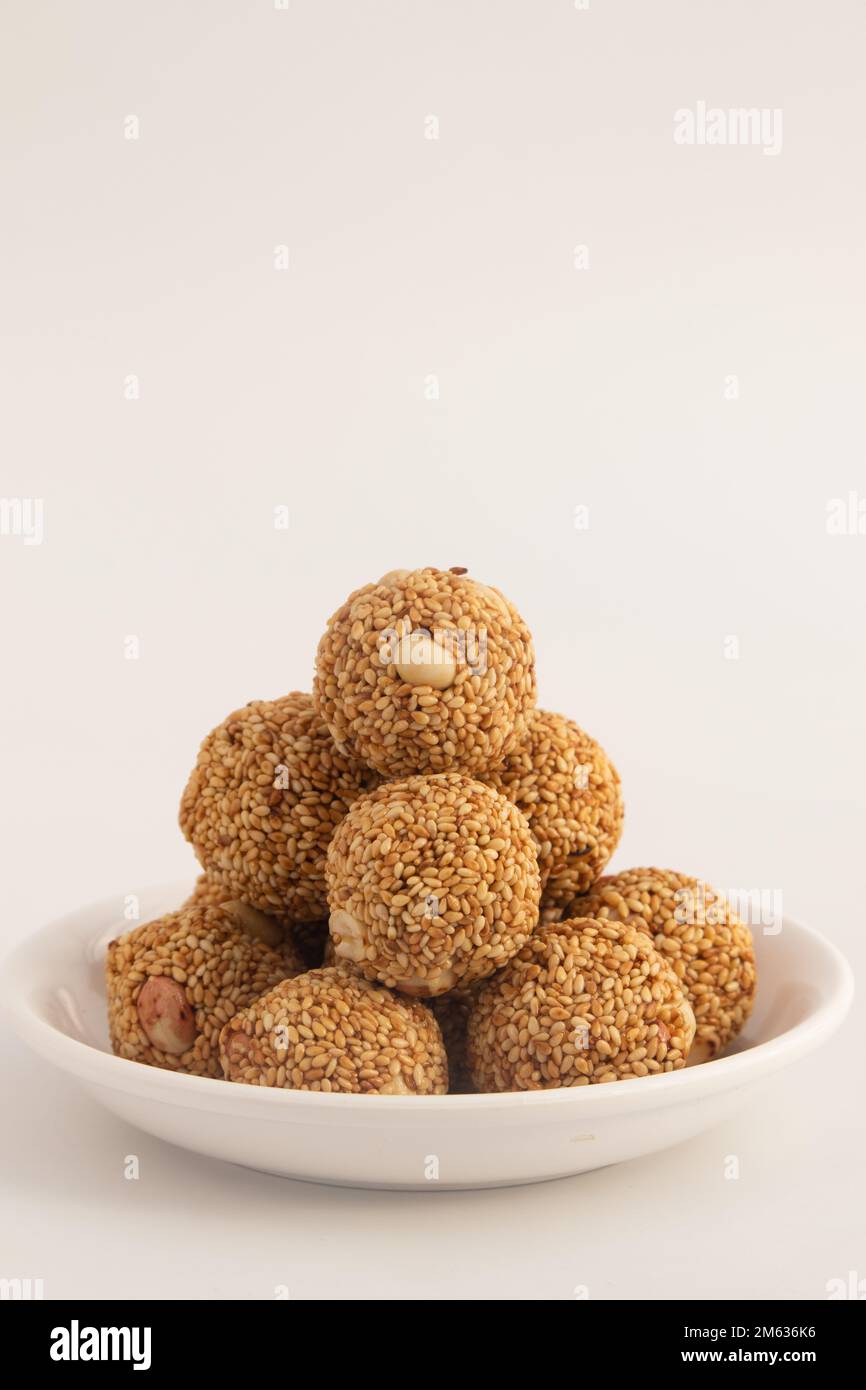Indische Winterdelikatesse Weißer Kugelförmiger Tilgul Laddu Oder Safed Til Ki Laddo Besteht Aus Geröstetem Sesamsamen, Jaggery, Gur, Erdnuss, Gud, Mungfali Ist Enj Stockfoto