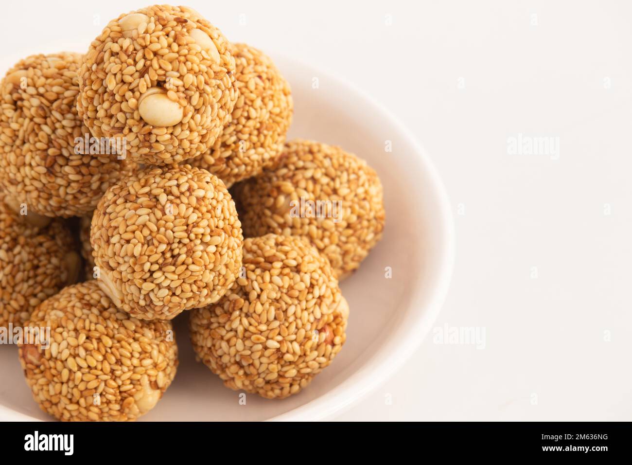 Indische Winterdelikatesse Weißer Kugelförmiger Tilgul Laddu Oder Safed Til Ki Laddo Besteht Aus Geröstetem Sesamsamen, Jaggery, Gur, Erdnuss, Gud, Mungfali Ist Enj Stockfoto