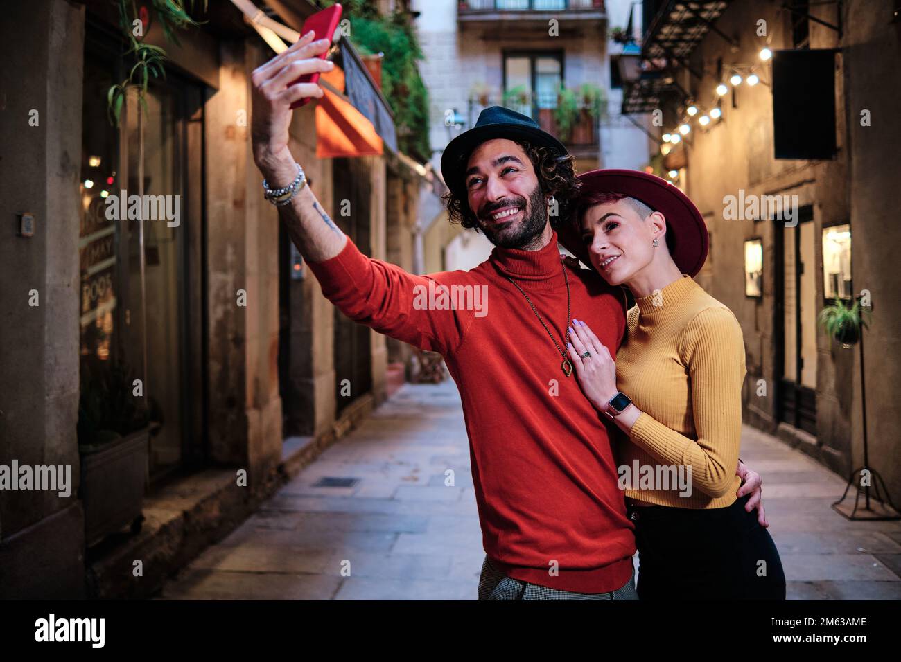 Ein Paar umarmt sich und macht ein Selfie auf der Straße Stockfoto