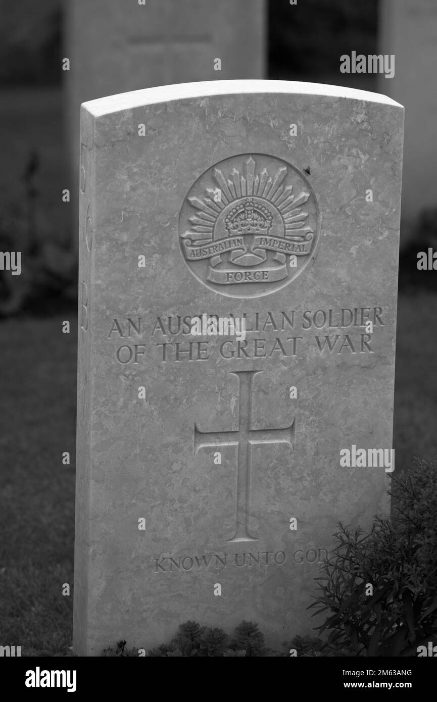Yper, Belgien - 7. August 2021. Detail der Kriegsdenkmäler auf dem Tyne Cot Friedhof. Tyne Cot ist der größte britische Friedhof aus dem ersten Weltkrieg. Stockfoto