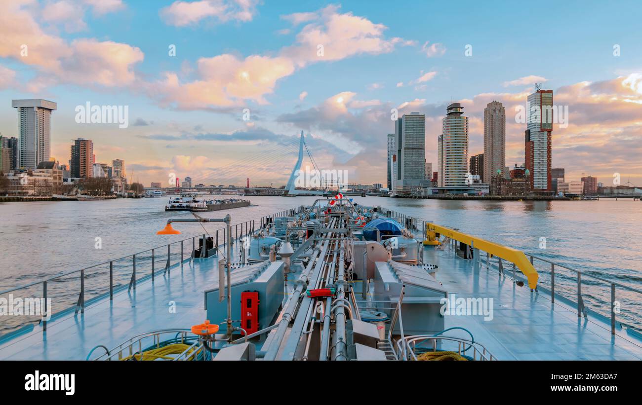 Binnenvaart, Übersetzung Binnenschifffahrt auf dem Fluss Nieuwe Maas Rotterdam Niederlande Tankschiff Öl- und Gastransport Stockfoto