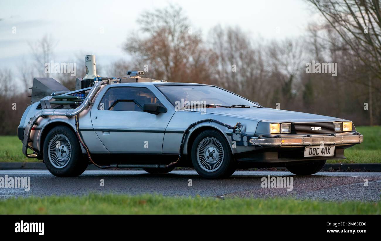 Stony Stratford, Bucks, Großbritannien, 1. Januar 2023. 1981 de Lorean DMC12 zurück in die Zukunft Auto auf einer englischen Landstraße Stockfoto