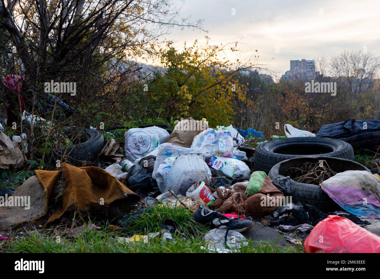Belgrad, Serbien - 17. November 2022: Müll und Müll auf Mülldeponien verstreut überall in Belgrad, Serbien. Stockfoto