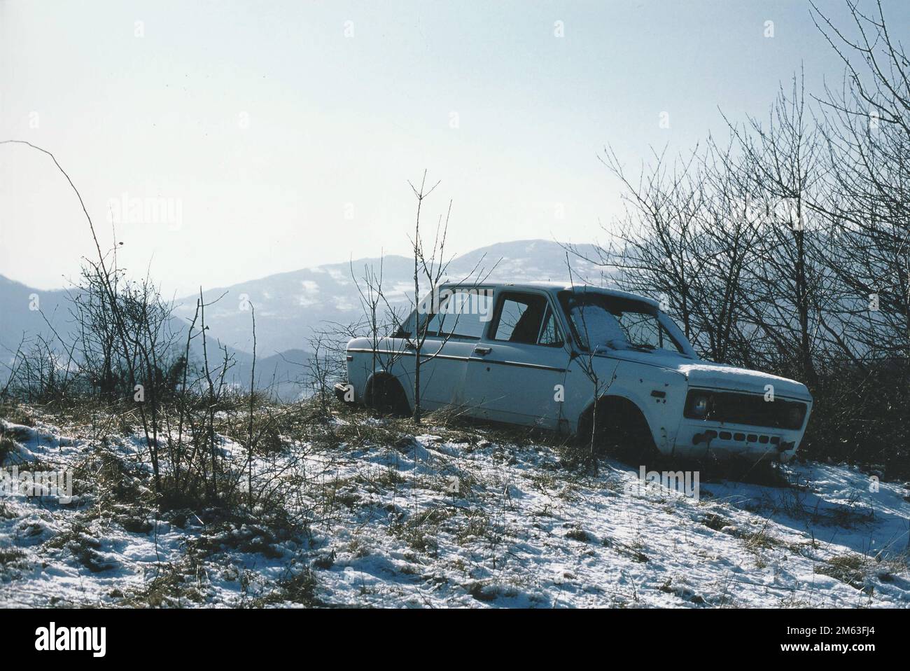 Altes Auto auf einem Feld stehen gelassen Stockfoto