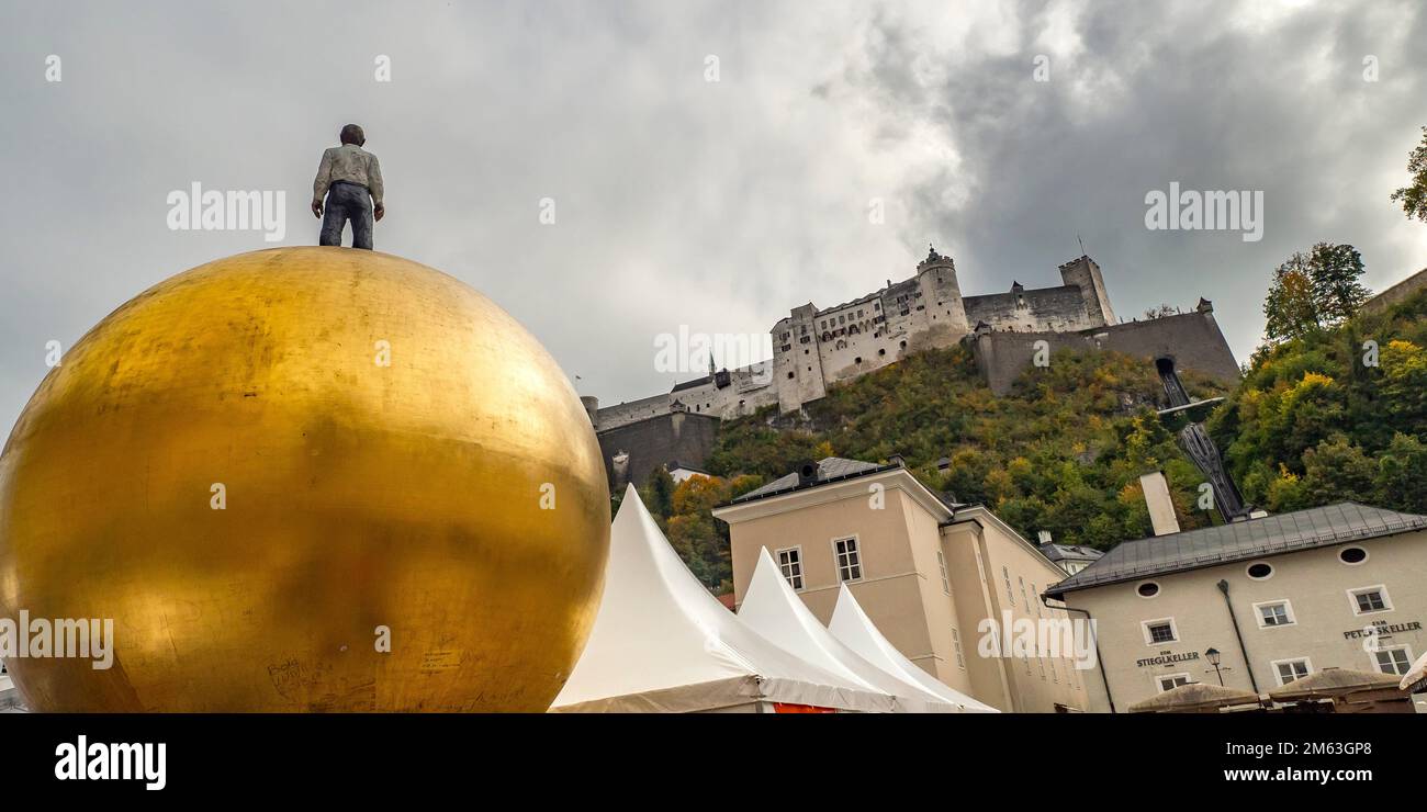 Golden Ball Statue Moderne Kunst und Hohensalzburg Festung, historisches  Zentrum Salzburg, Salzburg, UNESCO-Weltkulturerbe, Österreich, Europa  Stockfotografie - Alamy