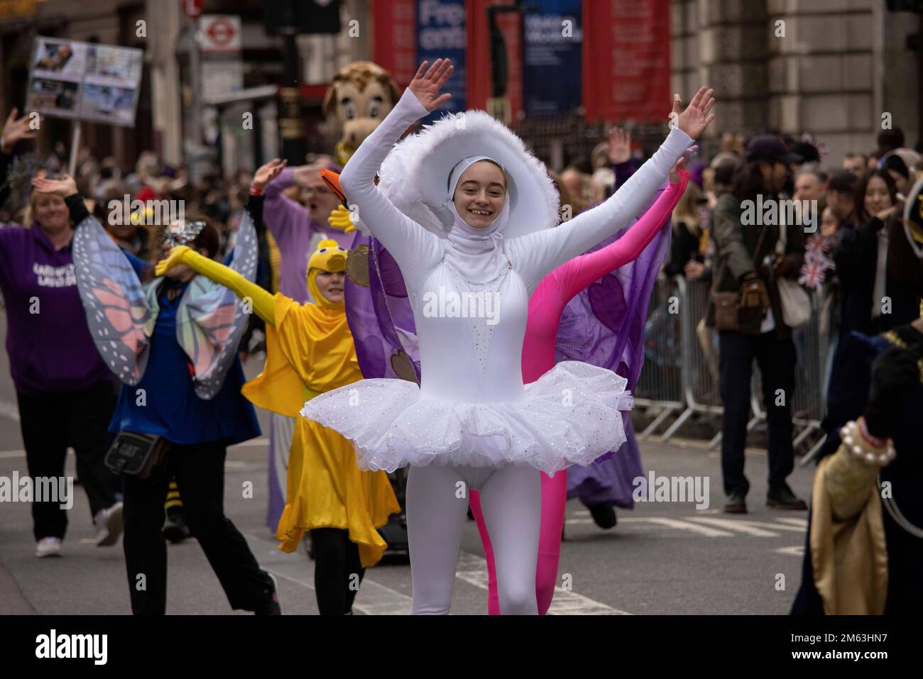 Londons Neujahrsparade 2023. Mehr als 10.000 Tänzer, Akrobaten, Musiker und Entertainer aus der ganzen Welt nehmen in London Teil. Stockfoto