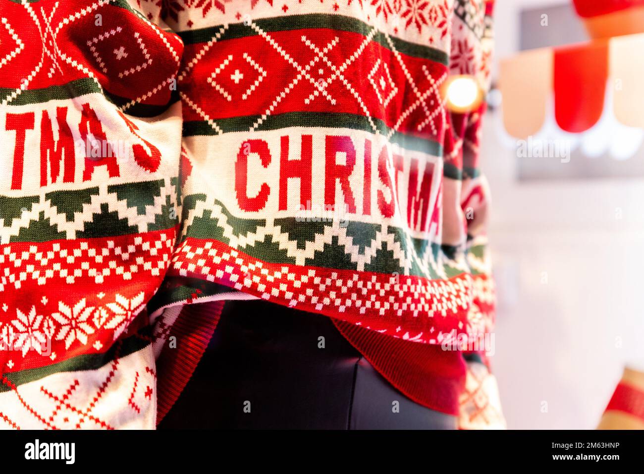 Traditioneller weihnachtlicher Pullover im Geschäft ausgestellt. Stockfoto