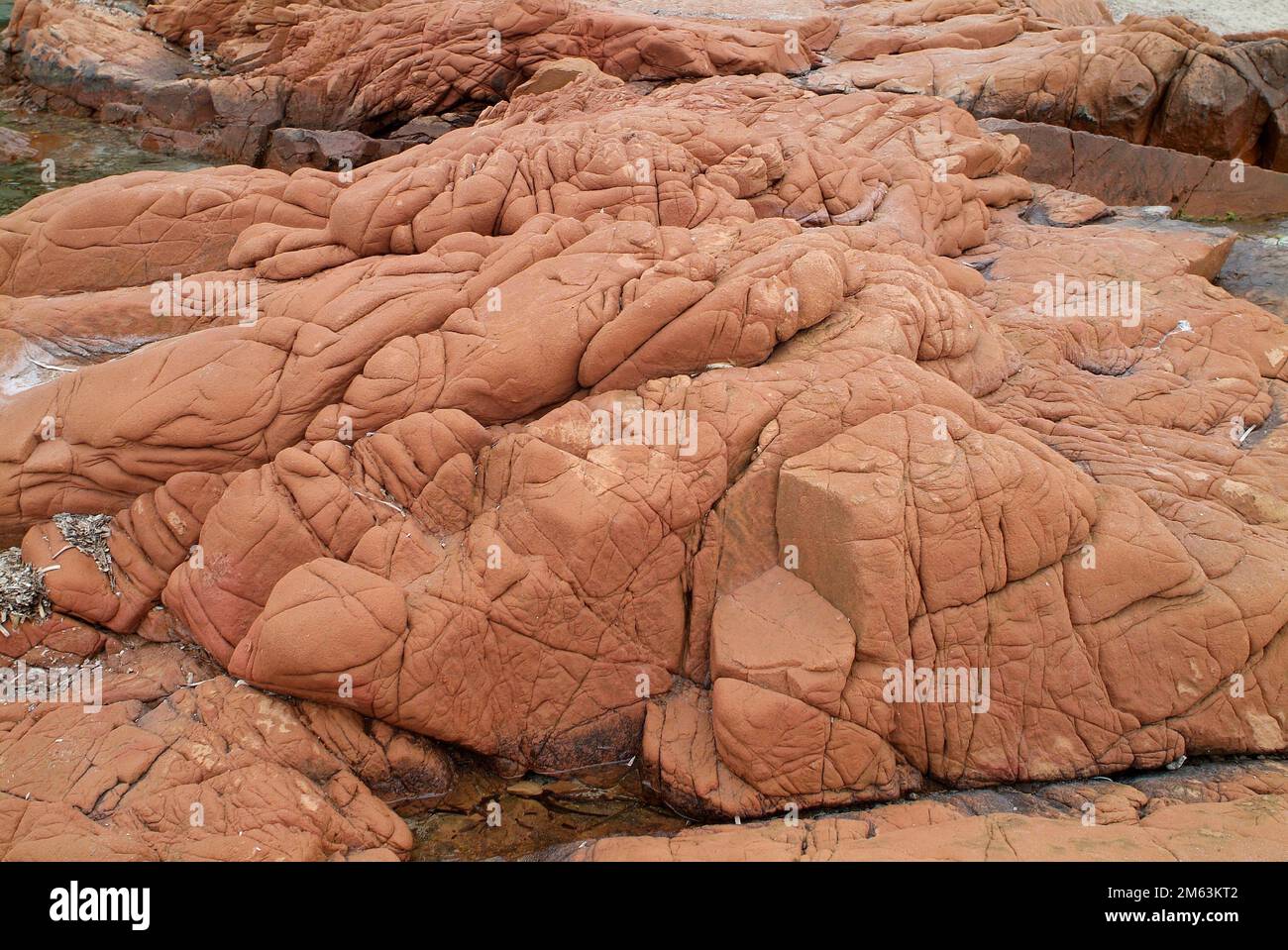 Roter Granit. Granit ist ein aufdringlicher, magischer Stein. Dieses Foto wurde an der Küste Korsikas in Frankreich aufgenommen. Stockfoto